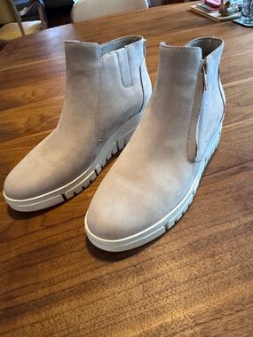 Vionic Tan Suede Water Resistant Ankle Boots in EUC, Size 9 Great Arch Support